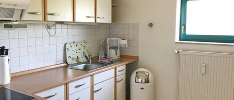 Cafetière/bouilloire, réfrigérateur, micro-ondes, four