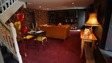 Cottage | Living room | 30-inch TV with digital channels, fireplace