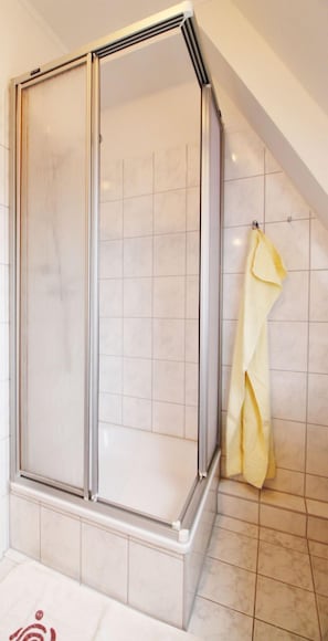 Shower, towels - Hafenhäuser Breege - Whg. 9 "Strandläufer" - Hafenhäuser Breege - Whg. 9 (Breege)