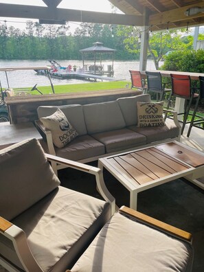 Outdoor dining - Peaceful lake house with private boat ramp and 2 docks (Jacksons' Gap)