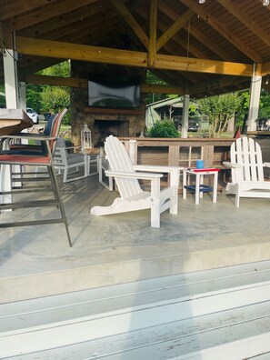 Terrace/patio - Peaceful lake house with private boat ramp and 2 docks (Jacksons' Gap)