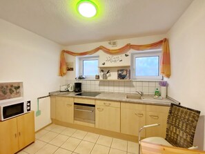 Fridge, microwave, stovetop, dishwasher - Ferienwohnungen Stadtmitte - Fewo 1 (Sassnitz)