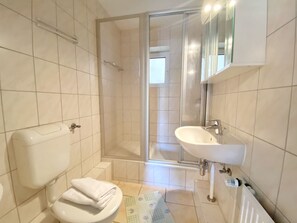 Dusche, Haartrockner, Handtücher