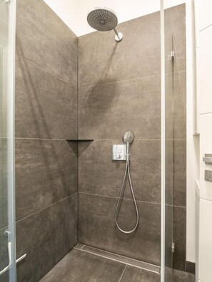 Douche, sèche-cheveux, serviettes fournies