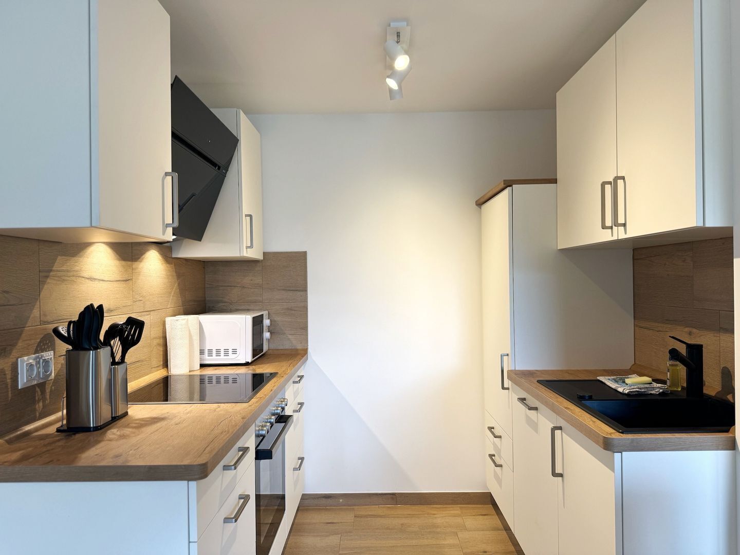 Frigorífico, horno, placa de cocina y lavavajillas