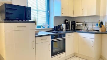 Køleskab, mikrobølgeovn, ovn, kogeplade