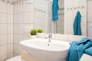 シャワー、ヘアドライヤー、タオル