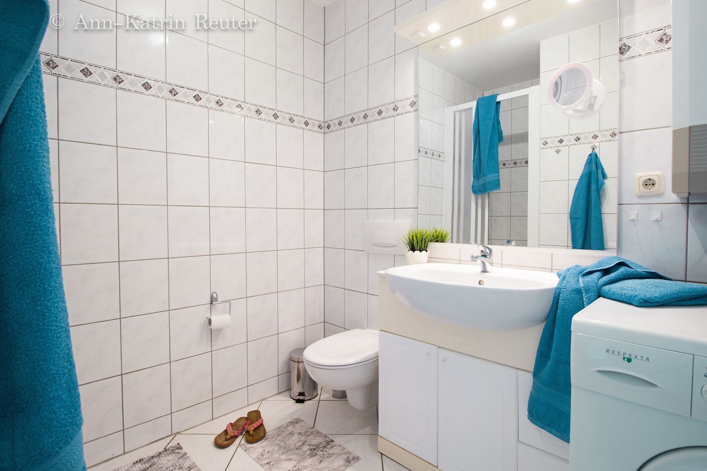 Douche, sèche-cheveux, serviettes fournies