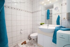 Een douche, een haardroger, handdoeken