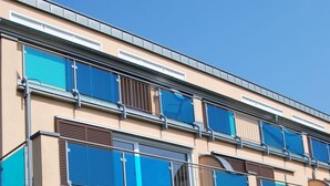 Un immeuble à plusieurs étages doté de balcons, de grandes fenêtres et d’une architecture moderne.