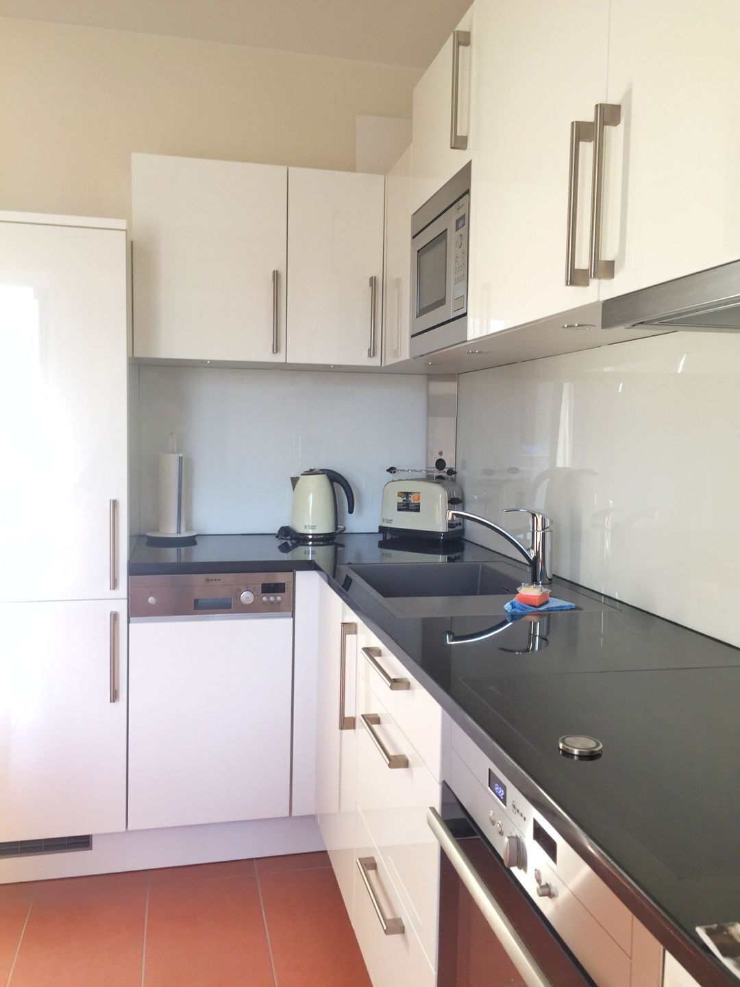 Refrigerador, microondas, horno y parrilla de estufa 