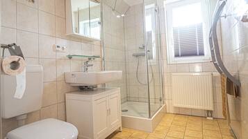 Douche, séchoir à cheveux, serviettes fournies