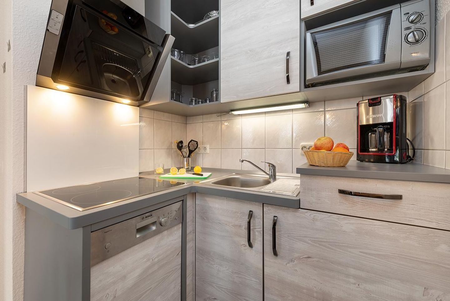 Kühlschrank, Mikrowelle, Herdplatte, Geschirrspüler