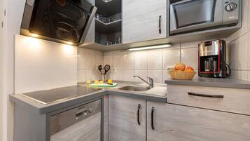 Kühlschrank, Mikrowelle, Herdplatte, Geschirrspüler