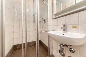 Douche, séchoir à cheveux, serviettes fournies