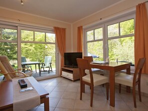 Fernseher, Kamin, Stereoanlage