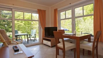 TV, fireplace, stereo