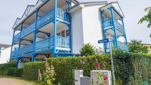 A multi-story building with blue balconies and a sign reading "Seestraße". - Ferienwohnung "naurulokki" (Baabe)