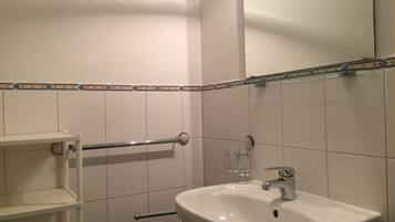 Douche, sĂšche-cheveux, serviettes fournies