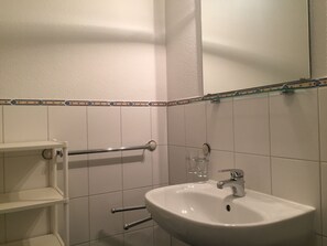 Ducha, secador de pelo y toallas