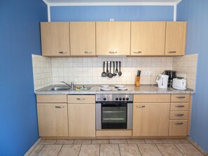Fridge, microwave, oven, stovetop - Vacation home Karola, apartment 1 - ground floor - Holiday home Karola, apartment 1 - ground floor (Glowe)