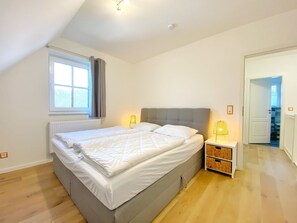 2 bedrooms, desk, WiFi, bed sheets
