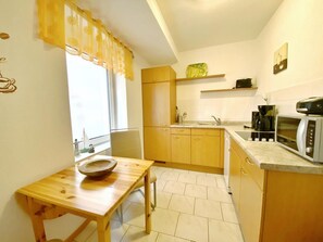 Kühlschrank, Mikrowelle, Herdplatte, Geschirrspüler