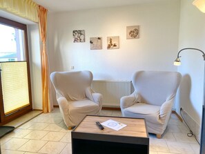 Fernseher, DVD-Player, Tischtennisplatte, Stereoanlage
