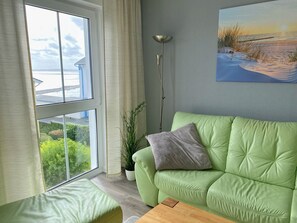 Een televisie en een stereo