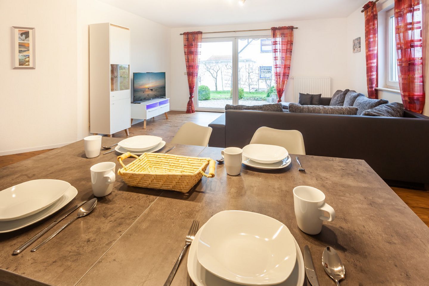 Fernseher, DVD-Player, Stereoanlage