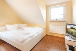 3 bedrooms, desk, WiFi, bed sheets