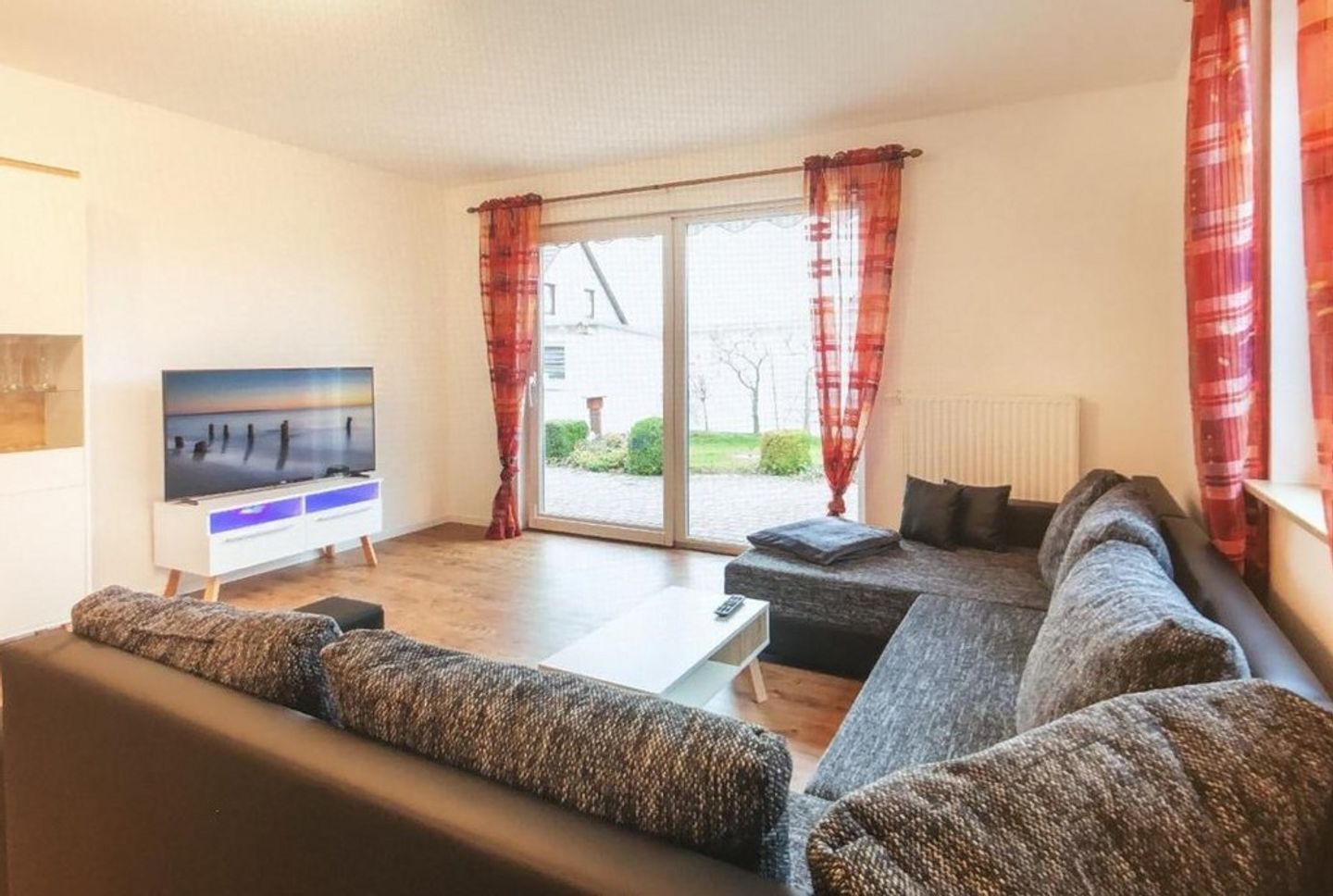 Fernseher, DVD-Player, Stereoanlage