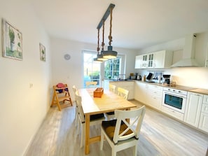 Fridge, microwave, oven, stovetop - Reethaus Vilmnitz - Ferienwohnung "goor" - Reethaus Vilmnitz (Putbus)