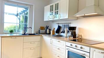 Coffee/tea maker, fridge, microwave, oven