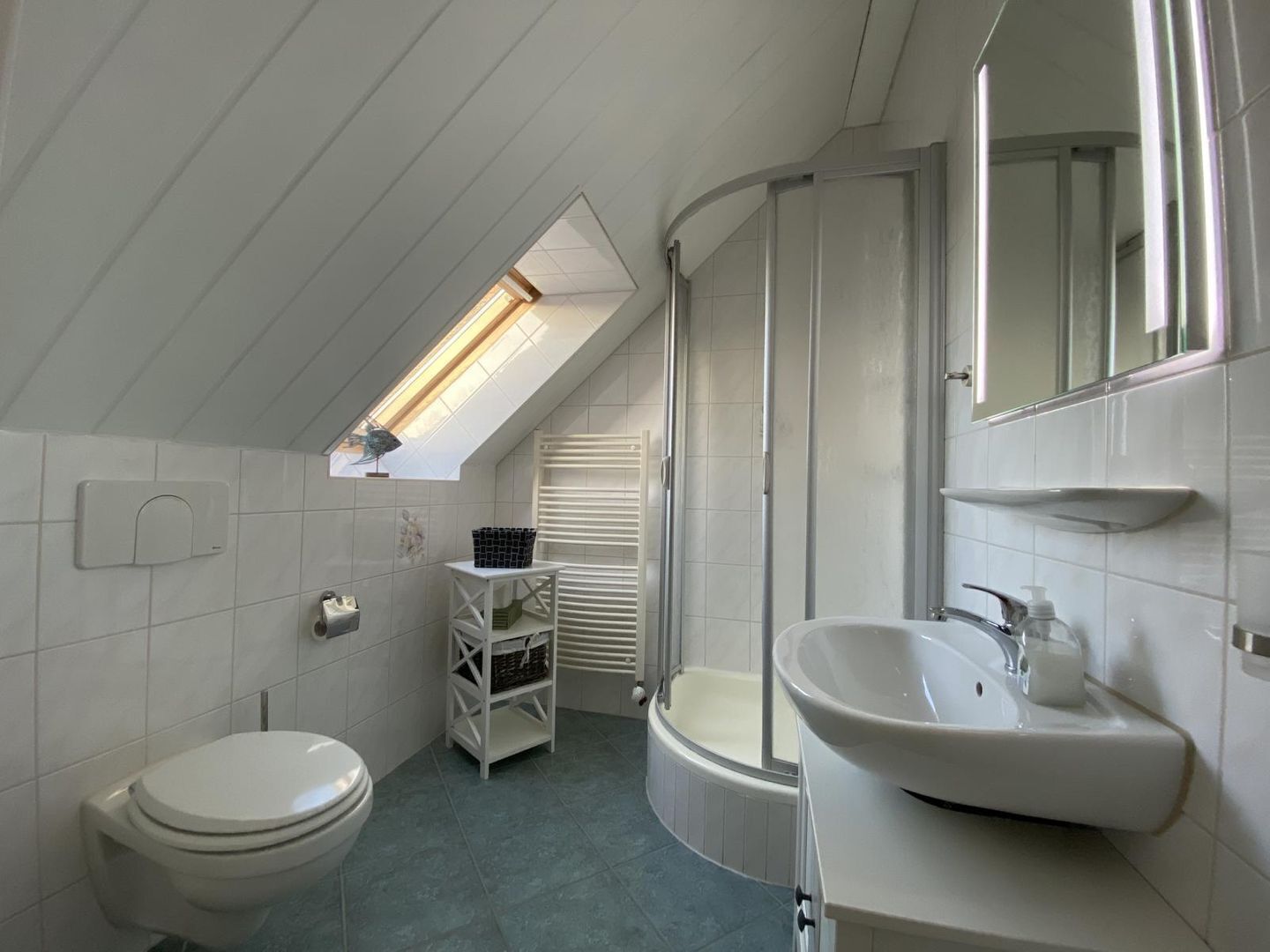 Ein kleines Badezimmer mit Toilette, Waschbecken und Dusche.