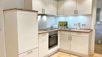 Kjøleskap, ovn, kokeplater og oppvaskmaskin