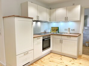 Fridge, oven, stovetop, dishwasher