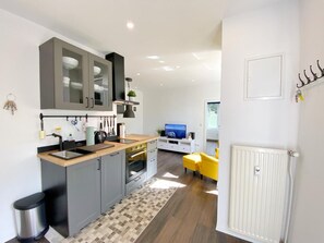 Fridge, microwave, stovetop, dishwasher