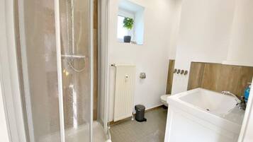 Douche, serviettes fournies
