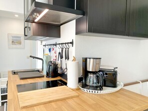 Køleskab, mikrobølgeovn, kogeplade, opvaskemaskine