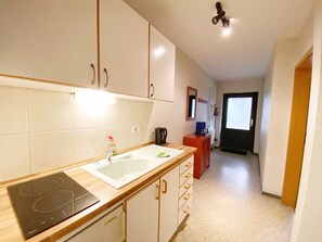 Fridge, stovetop, coffee/tea maker, electric kettle - Landpension Dubnitz - Holiday apartment 2 - Landpension Dubnitz (Sassnitz)