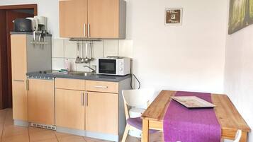 Refrigerador, placa de cocina, cafetera/tetera, tostadora