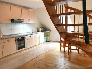 Een koelkast, een oven, een kookplaat, een vaatwasser