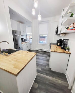 ثلاجة، ميكروويف، فرن، موقد طهي مسطح