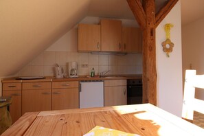 Fridge, oven, stovetop, coffee/tea maker