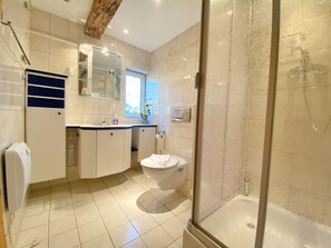 Ein modernes Badezimmer mit Dusche, Toilette und Waschbecken.