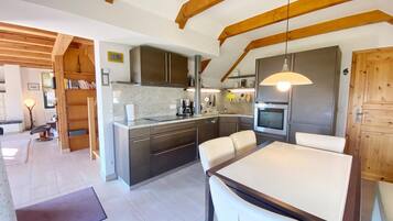 Een koelkast, een oven, een kookplaat, een vaatwasser