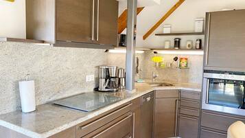 Een koelkast, een oven, een kookplaat, een vaatwasser