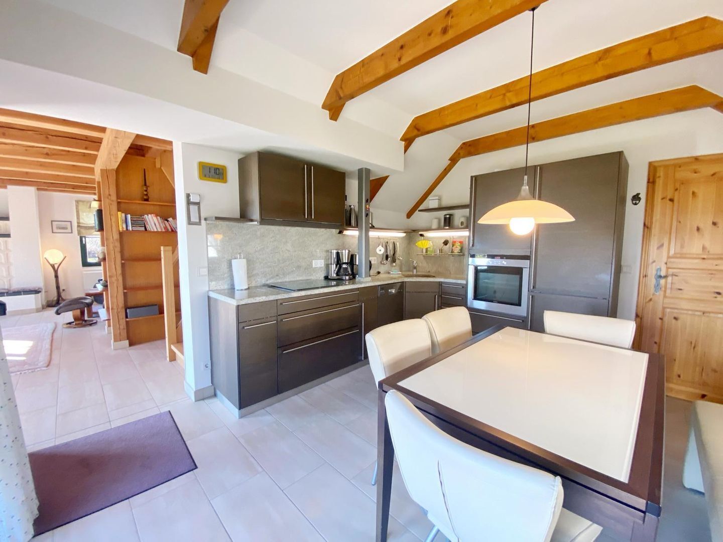 Een koelkast, een oven, een kookplaat, een vaatwasser