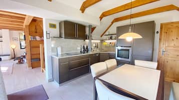 Een koelkast, een oven, een kookplaat, een vaatwasser